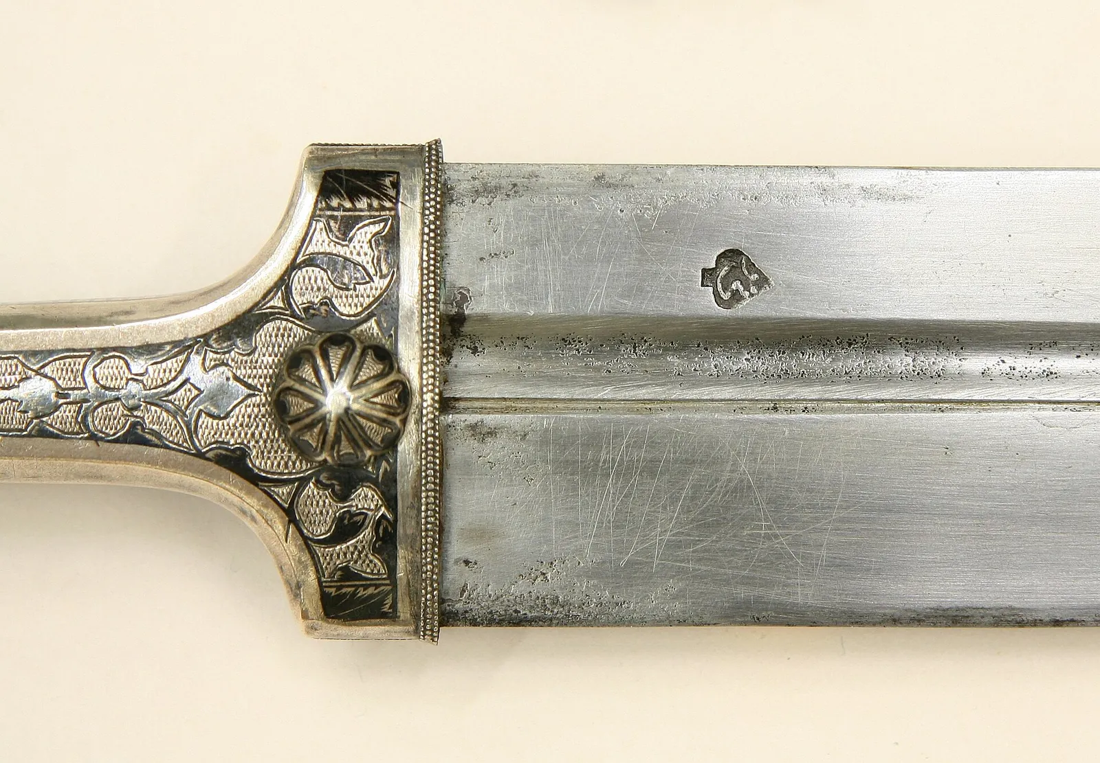 Şəkildə: gümüş dəstəkli xəncər, Qafqaz (ehtimal ki, Kubaçi), 1818–19. The Met, CC0.